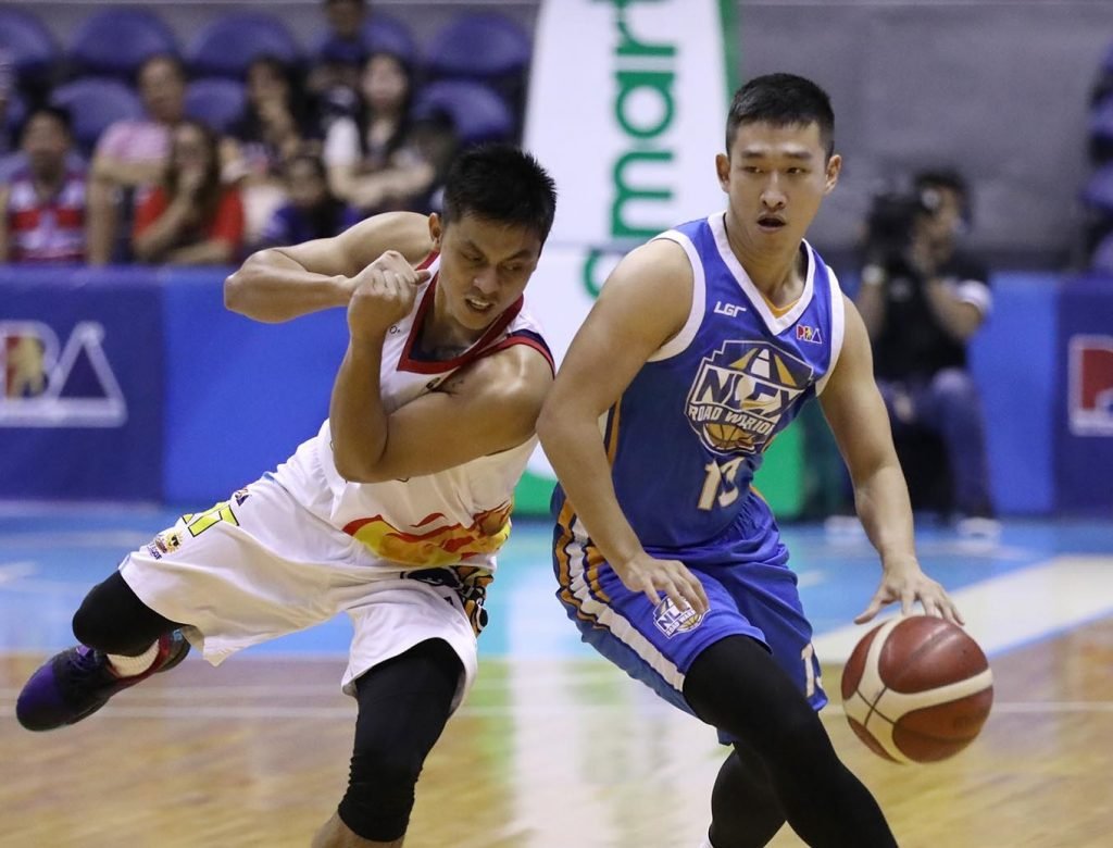 Kyles Lao of the NLEX Road Warriors drives past rey Mabatac of the Rain or Shine Elasto Painters [photo: PBA Images]