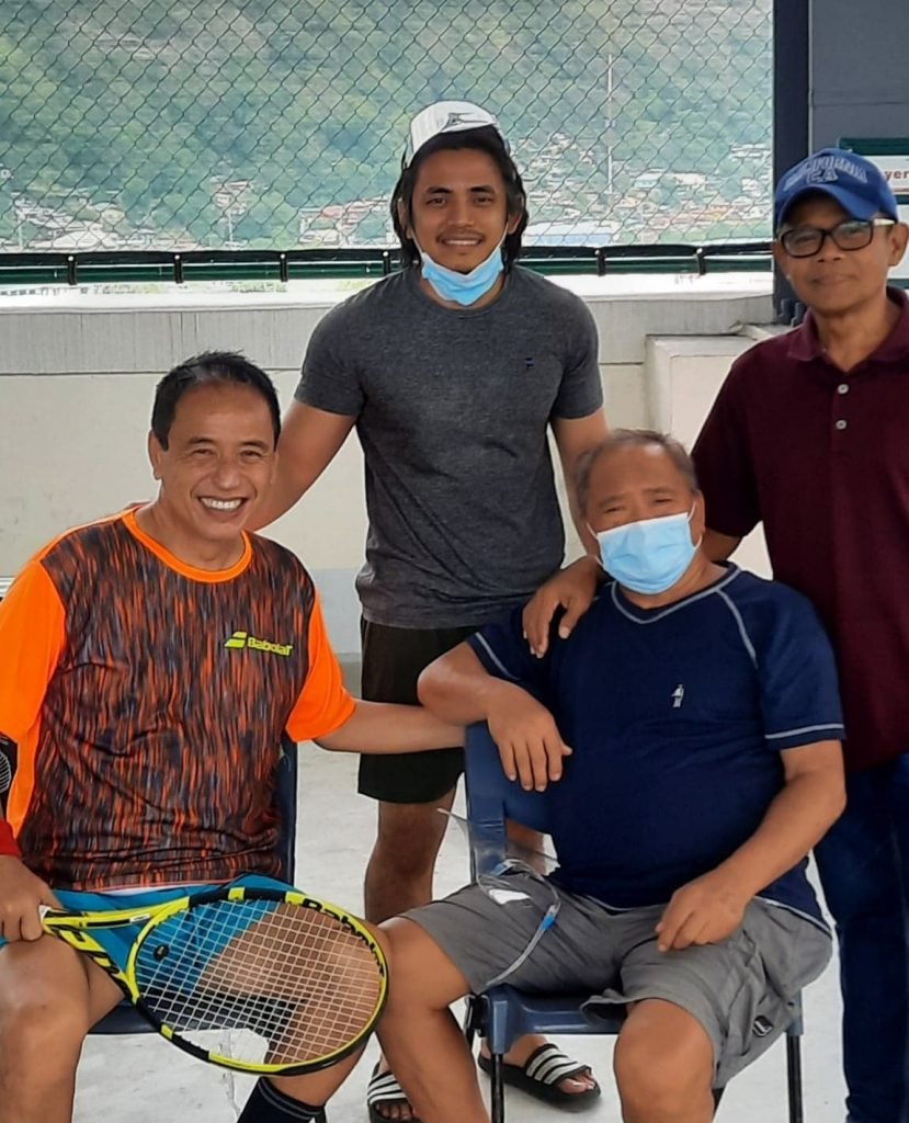 Abarientos with Johnny Air owner Johnny Valdes, son Veinjie and Judgment call at the SM Olongapo tennis courts.