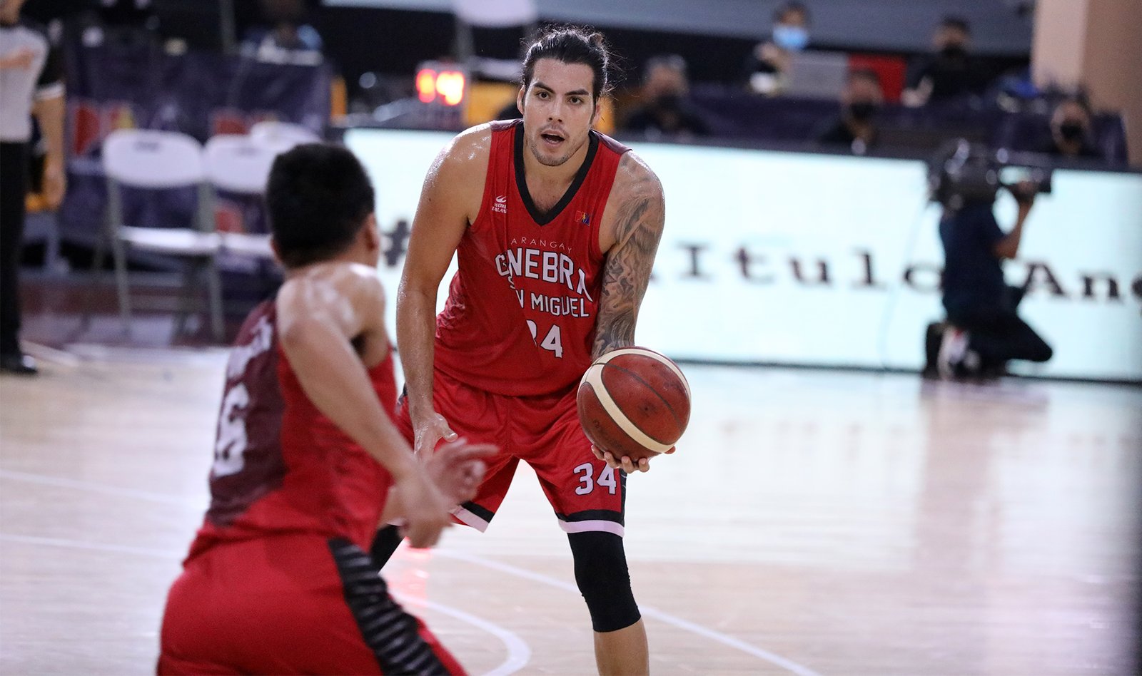 Christian Standhardinger dishes an assist to a Barangay Ginebra teammate. [PBA Images]