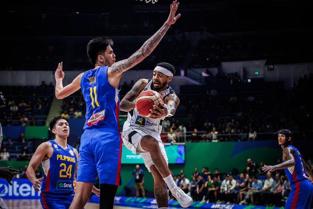 Carlik Jones of South Sudan tries to pass the ball against a taller Kai Sotto of the Philippines on Thursday, Aug. 31, at the 2023 FIBA World Cup held at the Araneta Coliseum. South Sudan won, 87-68. [FIBA.com photo]
