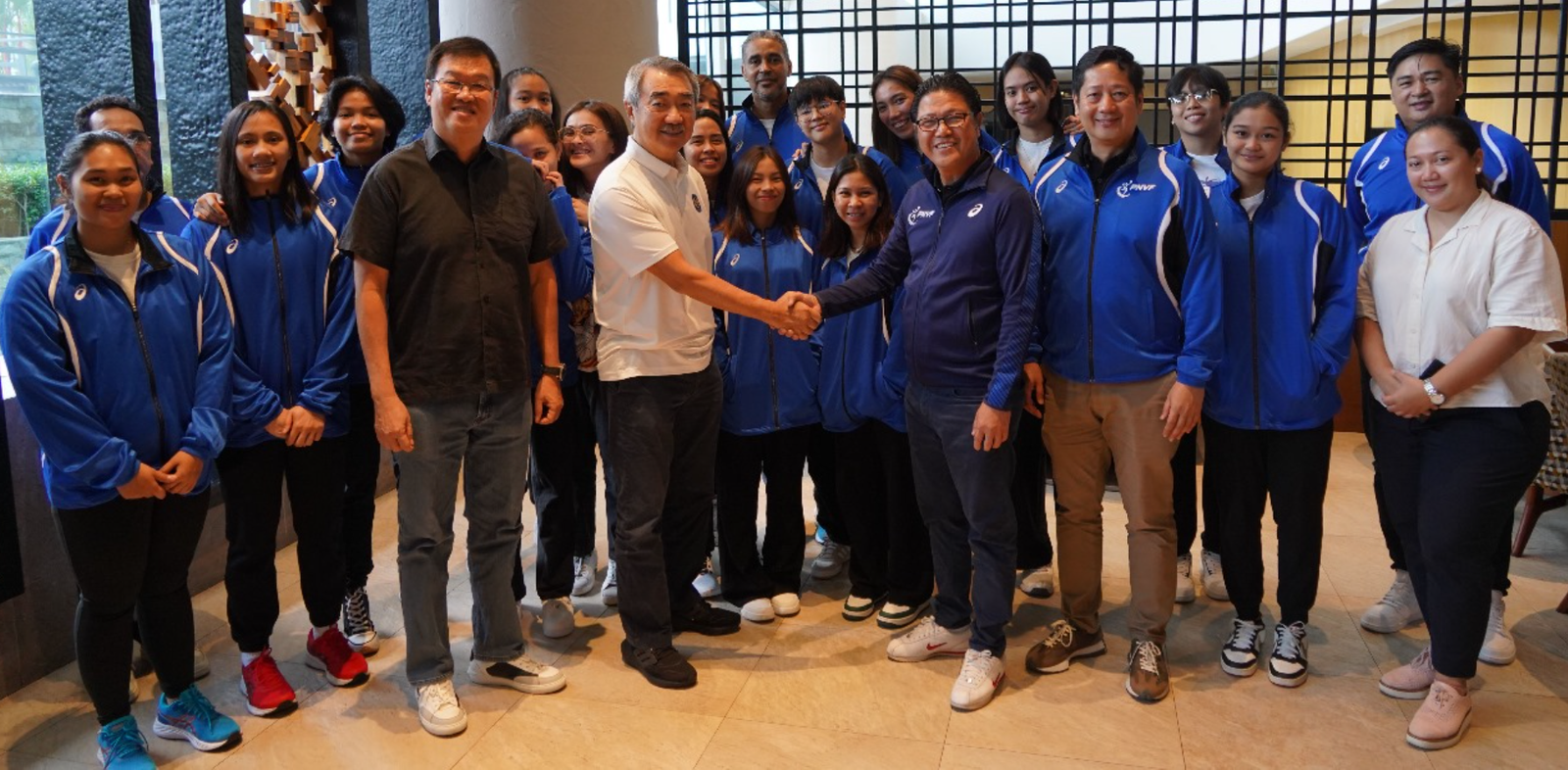 SM Prime Holdings chairman Hans Sy shakes hands with Philippine National Volleyball Federation (PNVF) president Ramon “Tats” Suzara. With them are PNVF secretary-general Donaldo Caringal, National University (NU) Lady Bulldogs team manager Engineer Mariano “Bing” See Diet, Brazilian coach Jorge Edson Souza de Brito, NU tactician Norman Miguel and members of the national team. [PNVF photo]