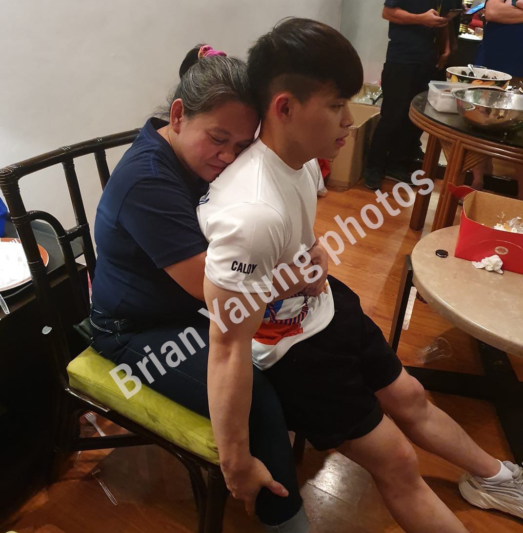 Carlos Yulo and his mother, a picture that went viral back in 2019 after Caloy's successful medal haul at the SEA Games [Brian Yalung photo]