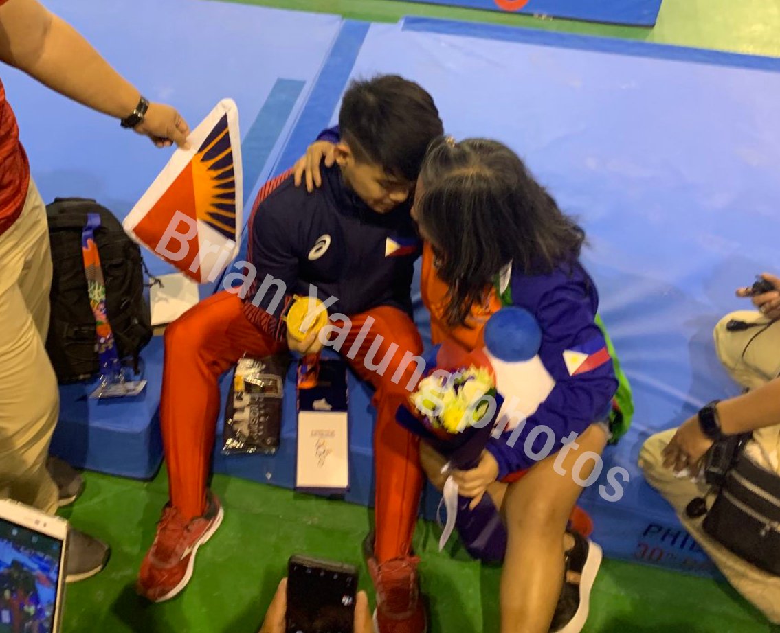 Carlos Edriel Yulo with his mom at the 2019 SEA Games. [photo by Brian Yalung]