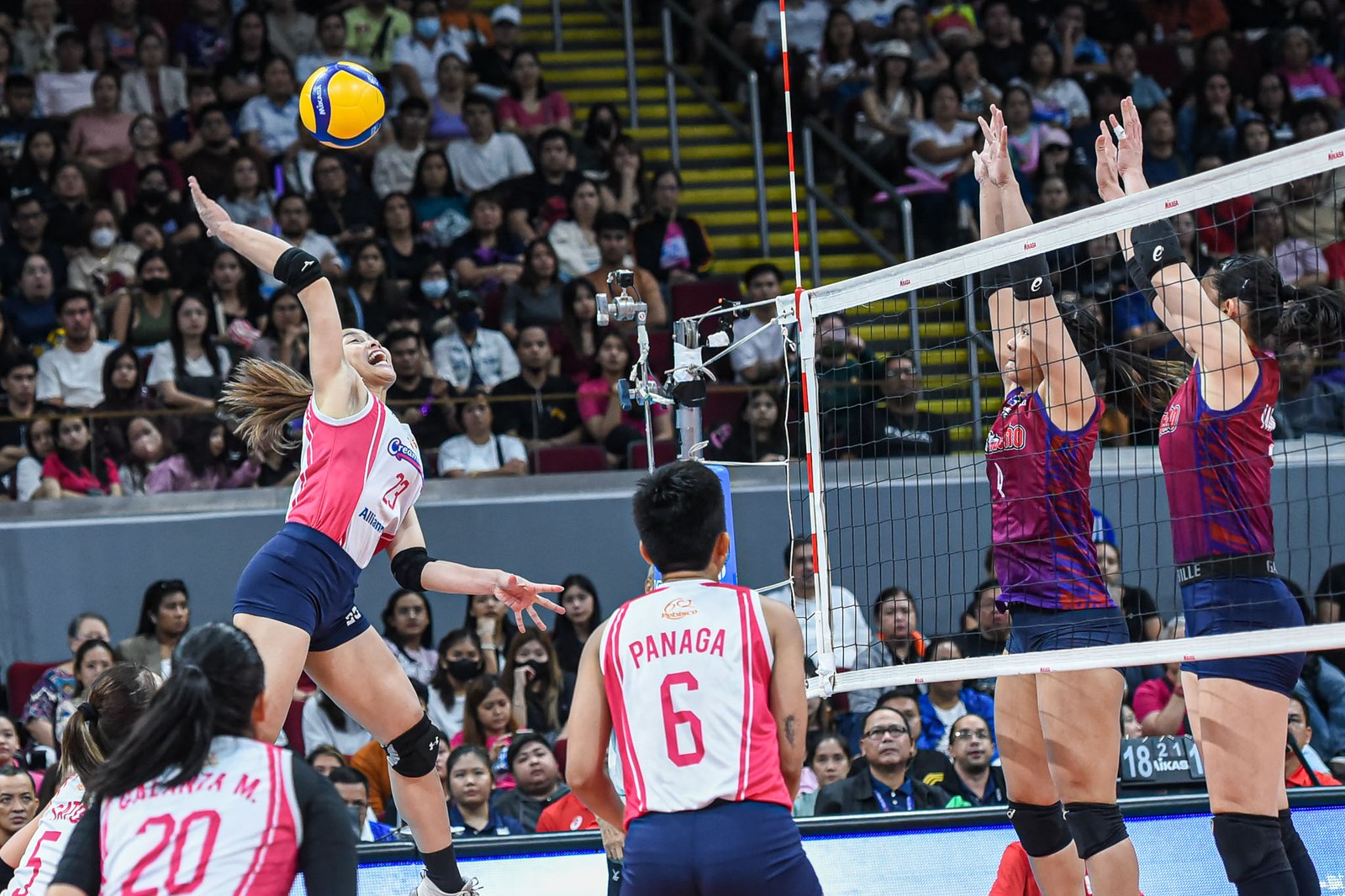 Jema Galanza of Creamline vs. the Choco Mucho Flying Titans in the PVL All-Filipino Conference Finals on December 14, 2023. [PVL Images]