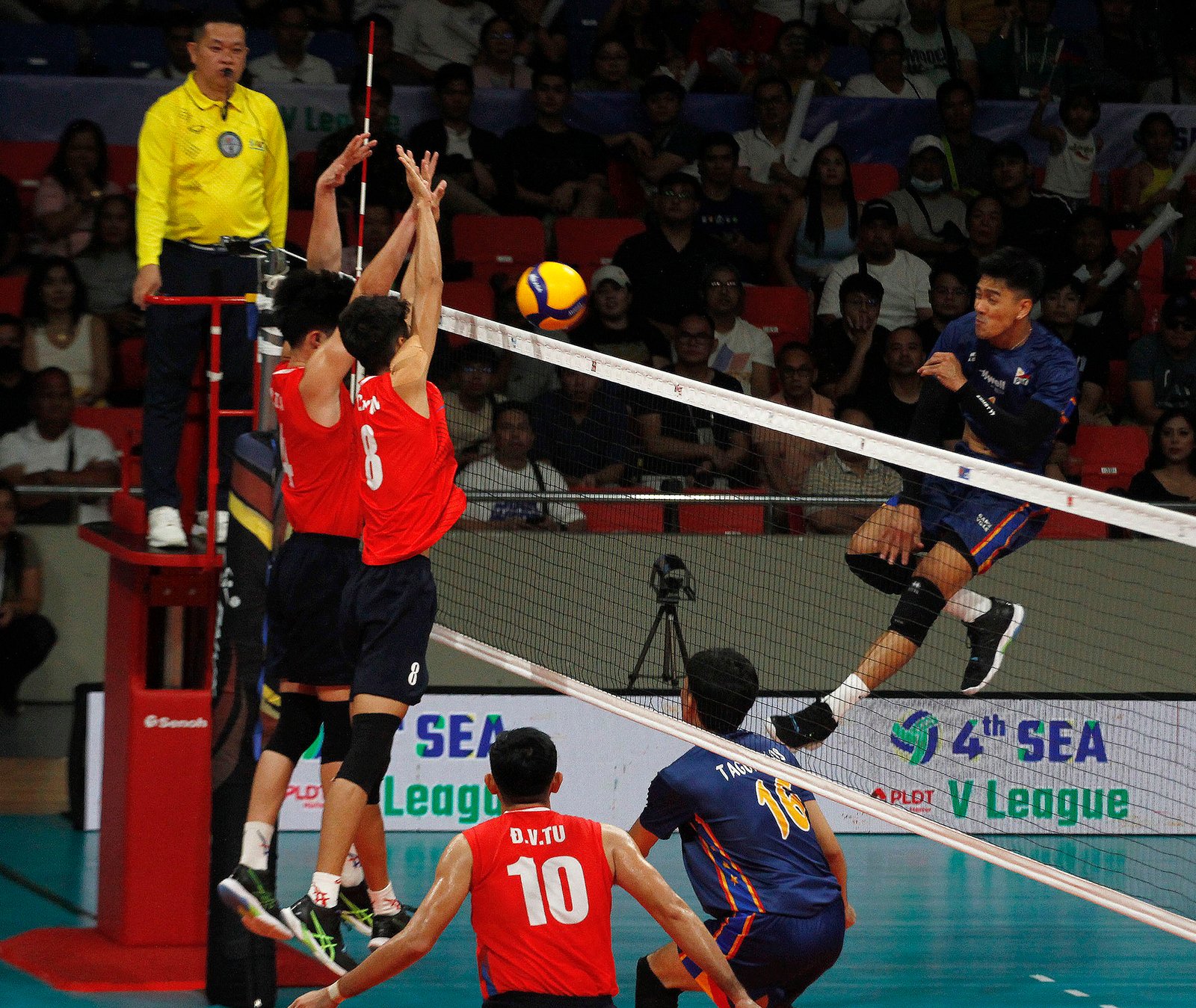 Bryan Bagunas of Philippines against Defender Quan Trong Nghia and Tran Duy Tuyen [photo credit: SEA V.League]