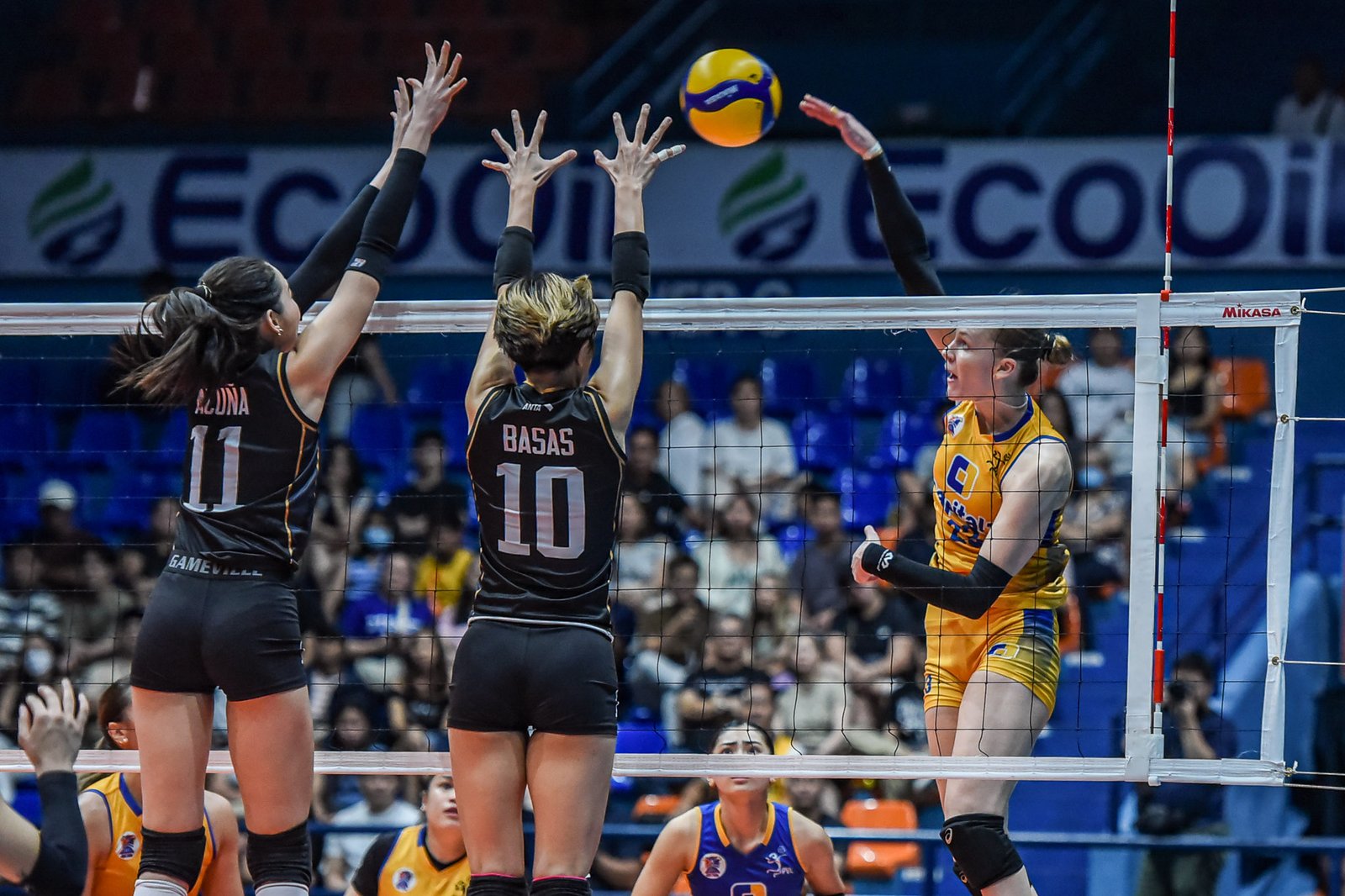 Marina Tushova of the Captial1 Solar Spikers against the Cignal HD Spikers [PVL Images]