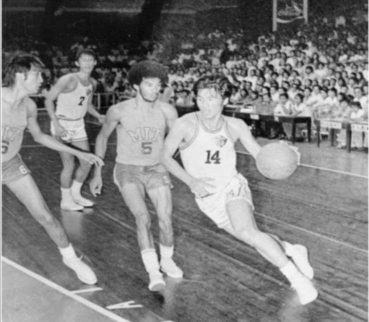 Lim Eng Beng drives past a defender