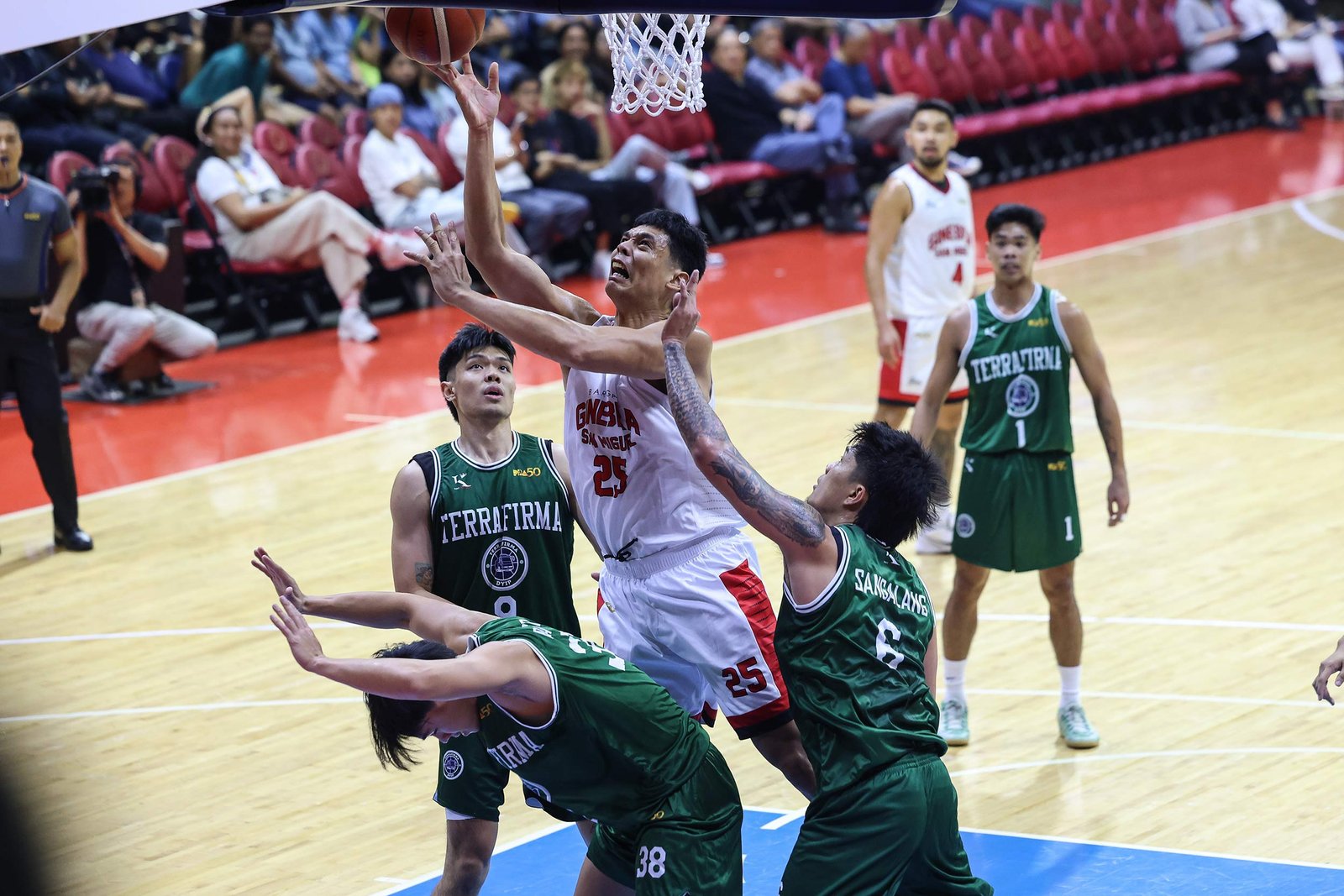 Japeth Aguilar led the way for Ginebra with a 30-point outburst in their season opener. [PBA Images]