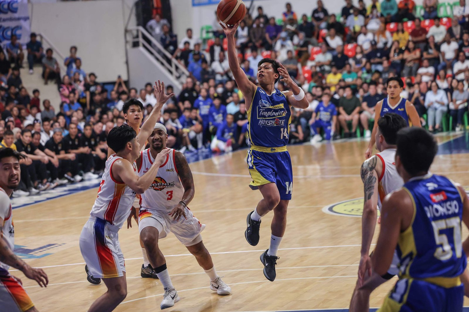 Mark Barroca shines in his homecoming game as Magnolia stays unbeaten. [PBA Images]