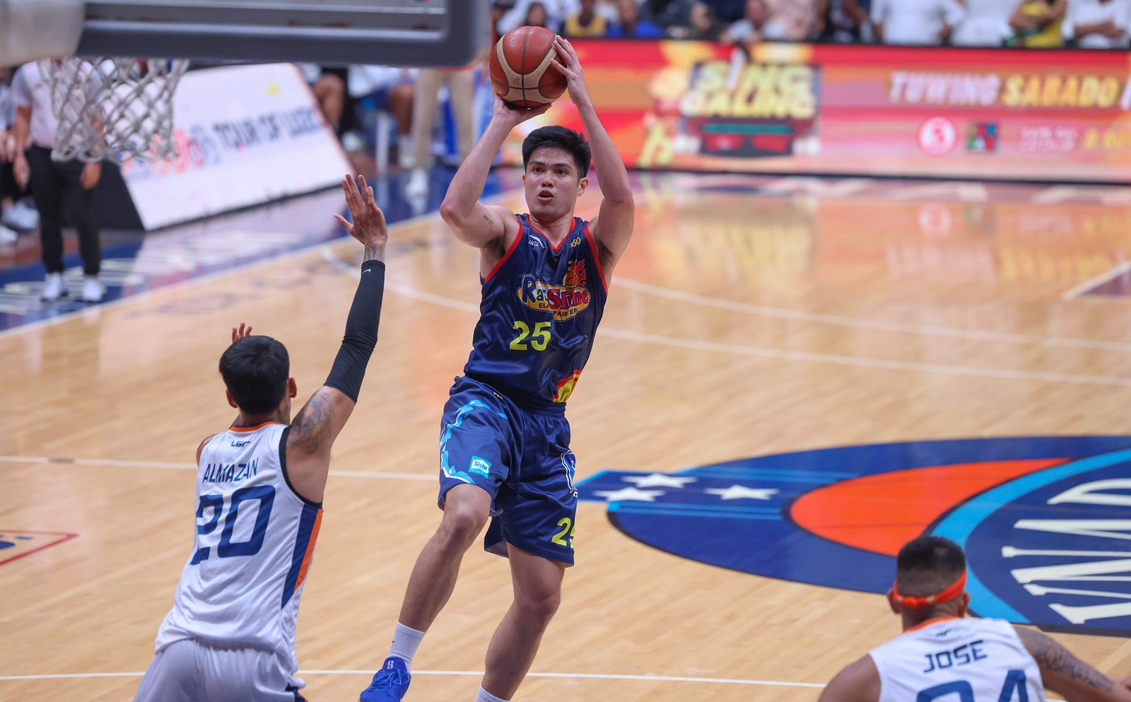 Rain or Shine's Santi Santillan powers to the rim, defying Meralco’s defense. [PBA Images]