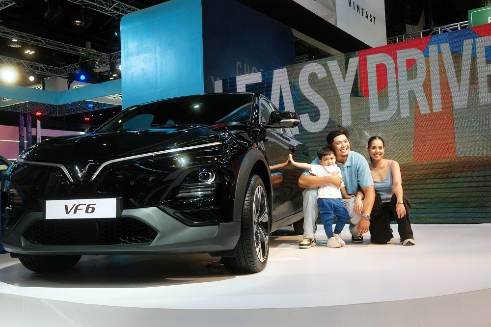 Prince Rivero behind the wheel of the VF 6 at MIAS 2025 – “The acceleration is really on point.”