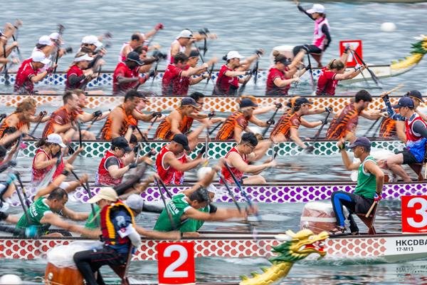 Experience the thrilling Sun Life Hong Kong International Dragon Boat Races in Tsim Sha Tsui—where strength meets tradition! (Photo Credits: SHOTCOURT)