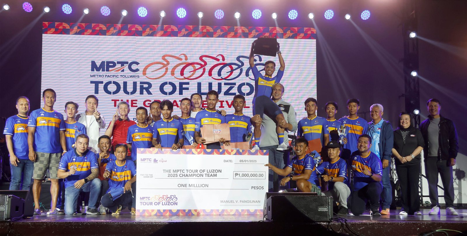 Asi Taulava celebrates with overall team champion MPT DriveHub, joined by MPTC Chief Regulatory Officer Arrey Perez, DuckWorld PH chairman Patrick “Pató” Gregorio, cycling legends Paquito Rivas, Carlo Guieb, Renato Dolosa, and Cignal TV executive Sienna Olaso during the closing ceremony held on May 1 at Camp John Hay.