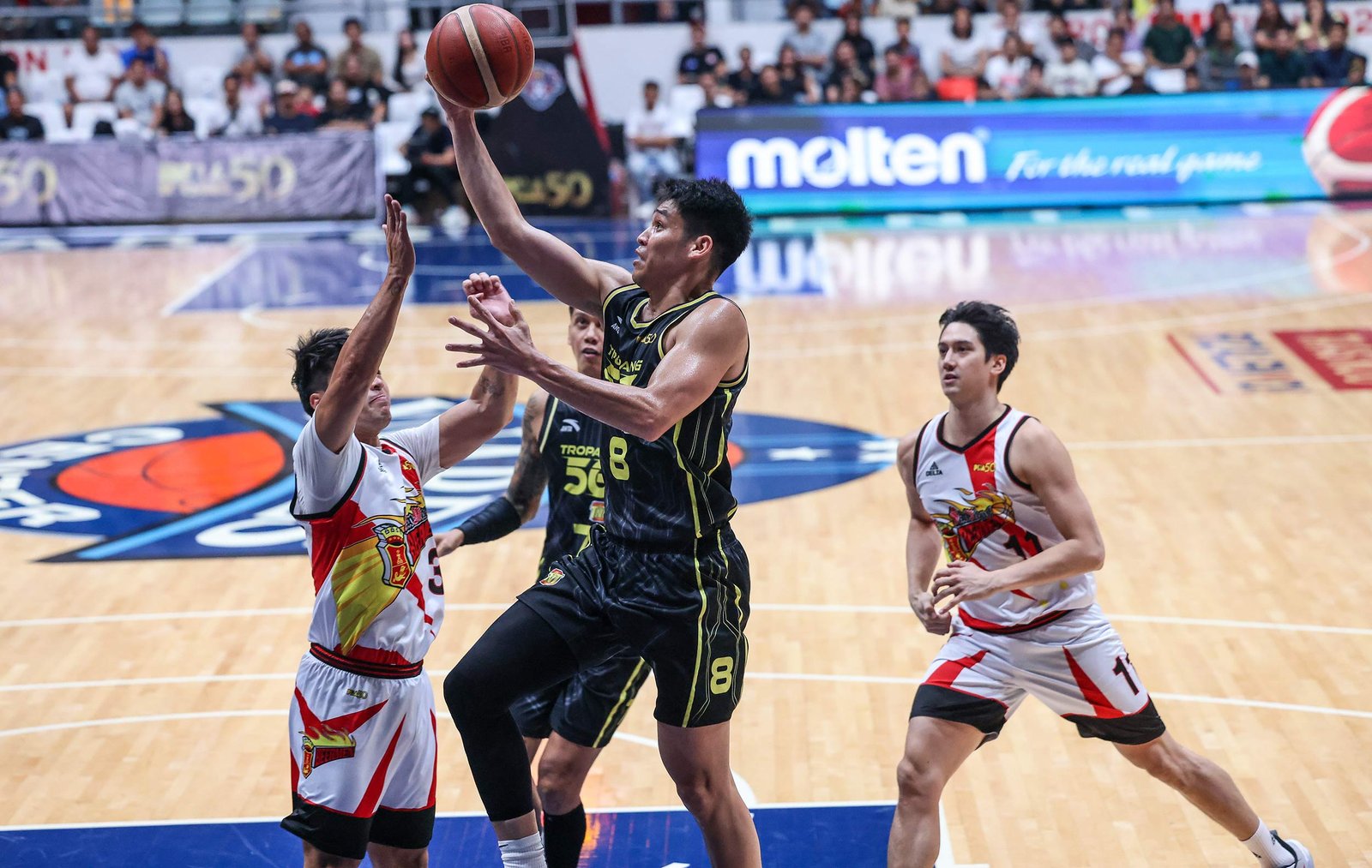 Calvin Oftana goes up for a layup against SMB defenders o May 4, 2025. [PBA Images]