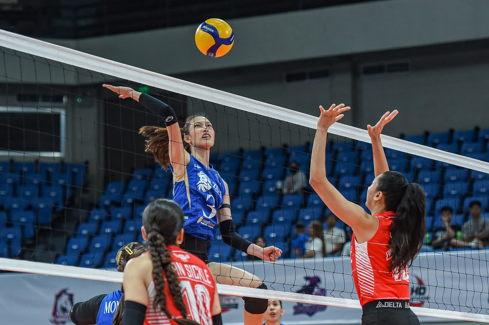Thea Gagate powers a spike over two defenders during a crucial playoff match for ZUS Coffee. [PVL Images]