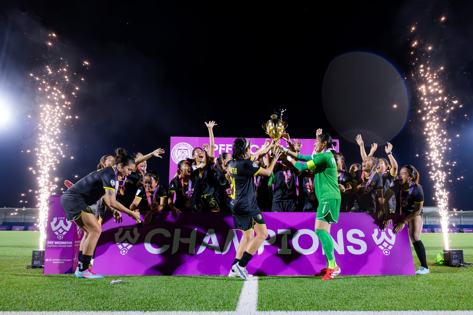 Kaya FC-Iloilo celebrates its PFF Women's League title conquest. PFF WOMEN'S LEAGUE PHOTO