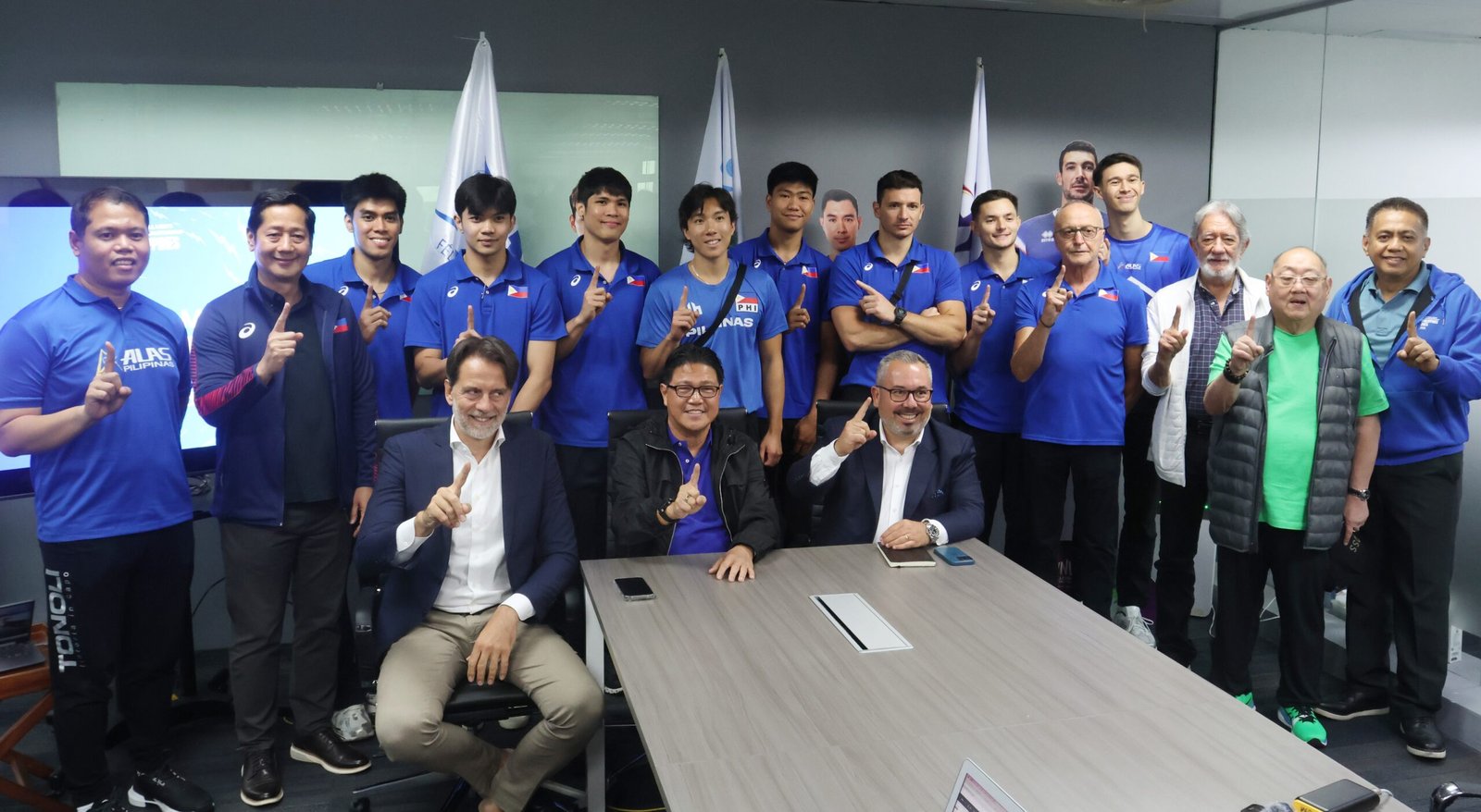 FIVB president Fabio Azevedo and PNVF and AVC president Ramon “Tats” Suzara with members of the Philippine national team called Alas Pilipinas and PNVF secretary-general Donaldo Caringal (second from left) and vice president Ricky Palou and board directors Tonyboy Liao and Yul Benosa.