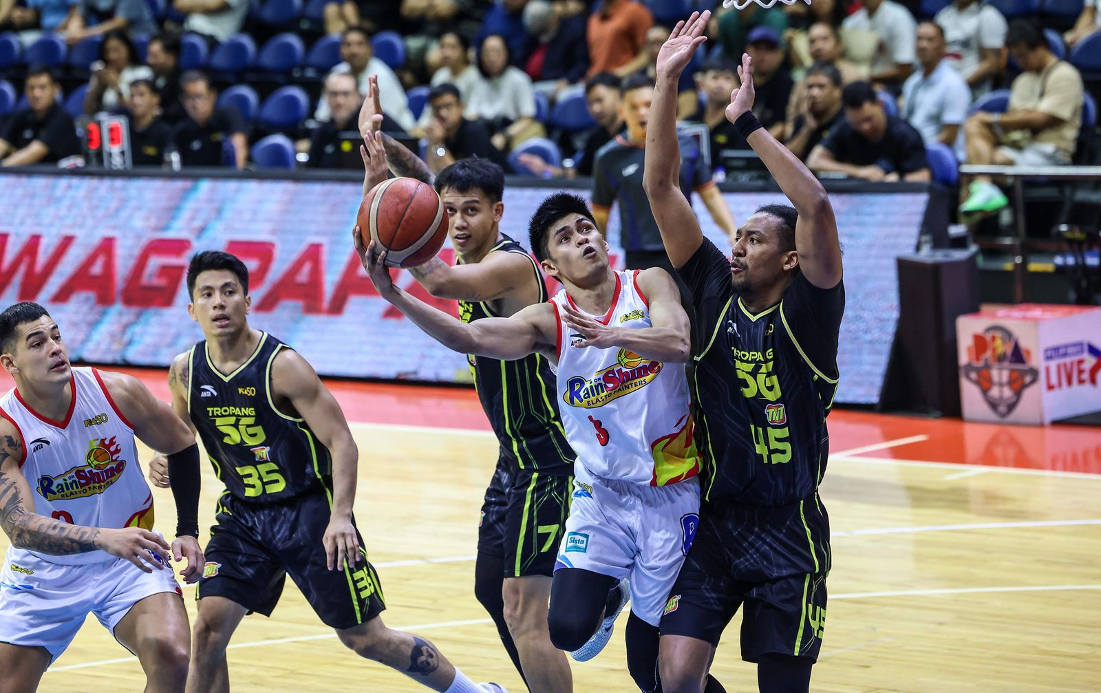 Gian Mamuyac leads Rain or Shine’s charge with 22 points in Game 5 [PBA Images]