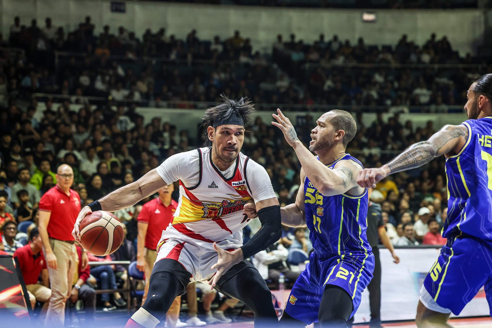 June Mar Fajardo powers through TNT defenders en route to a 33-point performance in Game 3 of the PBA Philippine Cup Finals [PBA Images]