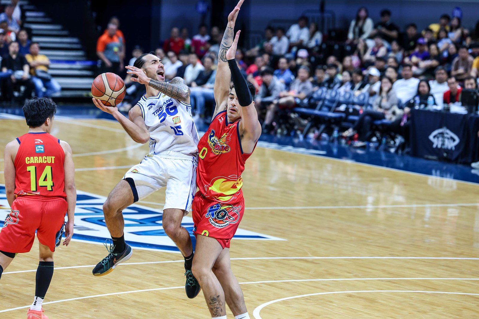 Jordan Heading drives strong to the hoop during his TNT career-best performance in Game 4. [PBA Images]
