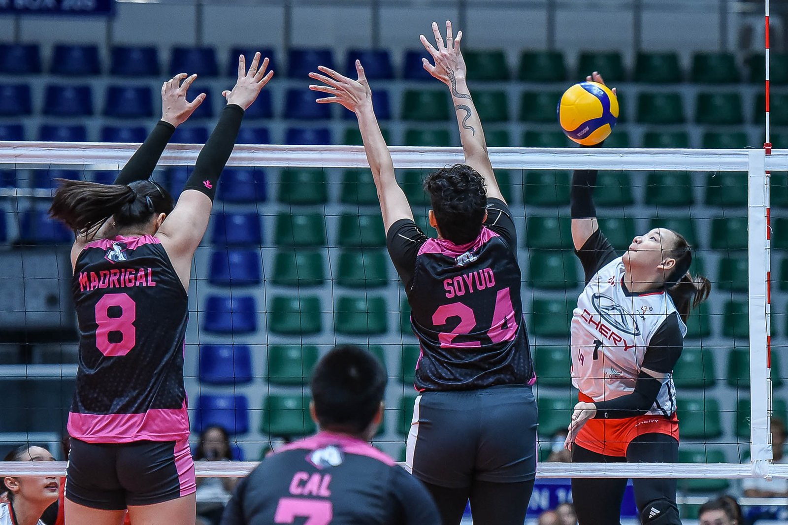 Cess Robles powers through Akari's defense en route to a game-high 23 points for Chery Tiggo. [PVL Images]