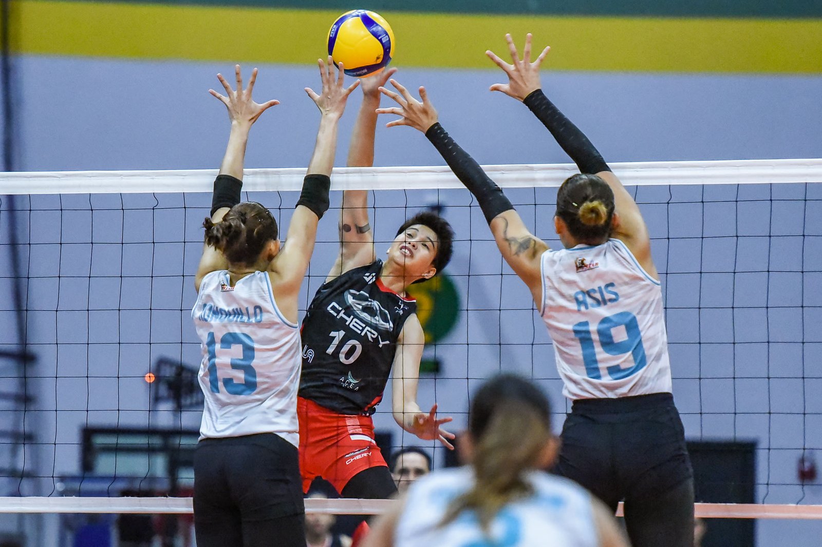 Ara Galang rises for a kill during Chery Tiggo’s crucial win over Galeries Tower. [PVL Images]