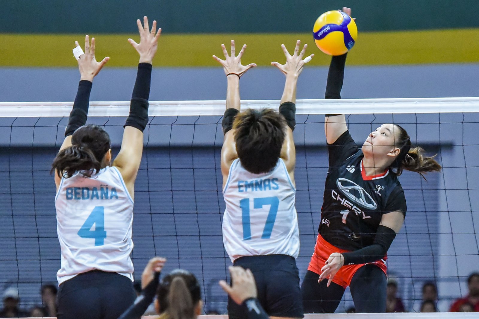 Cess Robles leads Chery Tiggo with 13 points and clutch plays in the final set. [PVL Images]