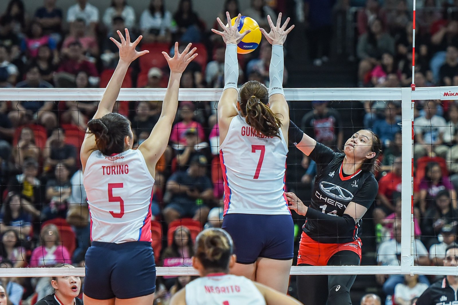 Renee Peñafiel delivers clutch plays as Chery Tiggo stuns Creamline in a five-set PVL classic. [PVL Images]