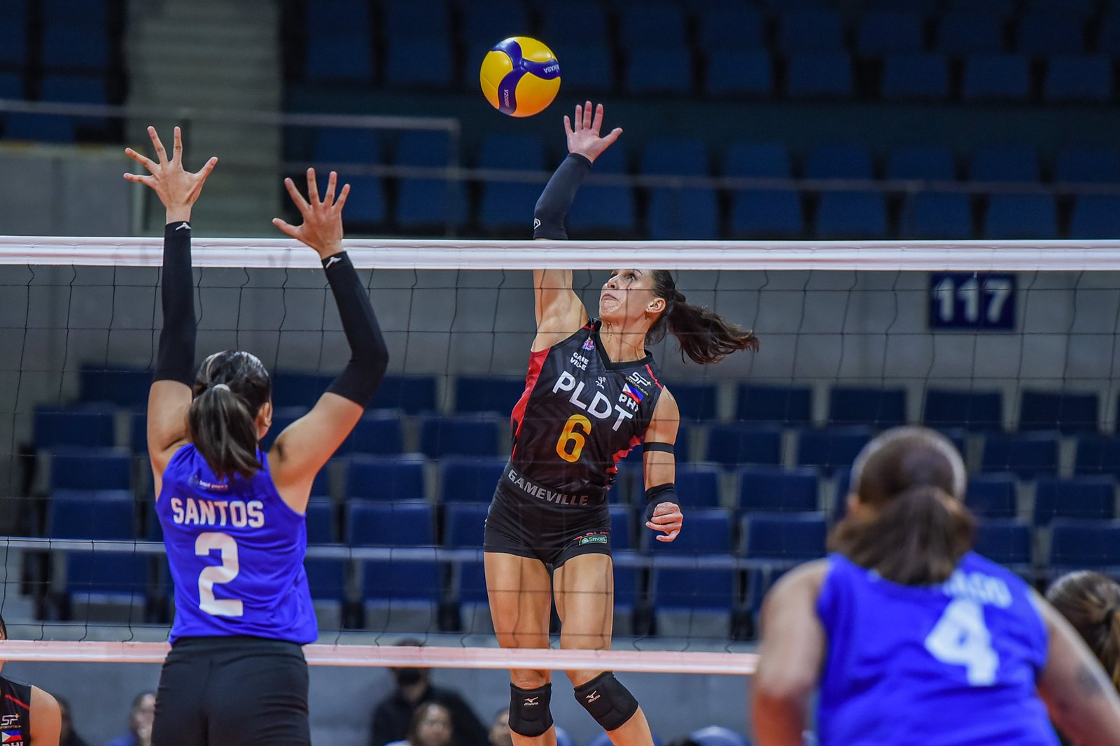 Savi Davison powers PLDT with 26 points in their PVL Invitational sweep. [PVL Images]