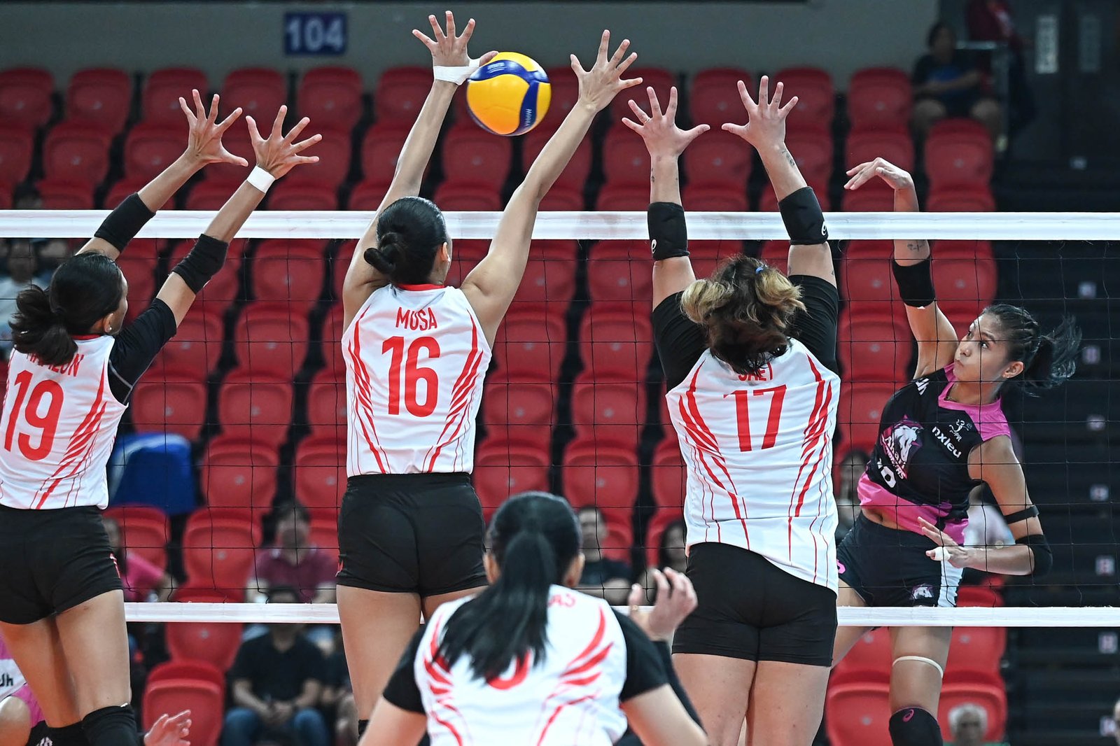 Ivy Lacsina delivers in the clutch! 16 points and the game-sealing blows to carry Akari forward. [PVL Images]