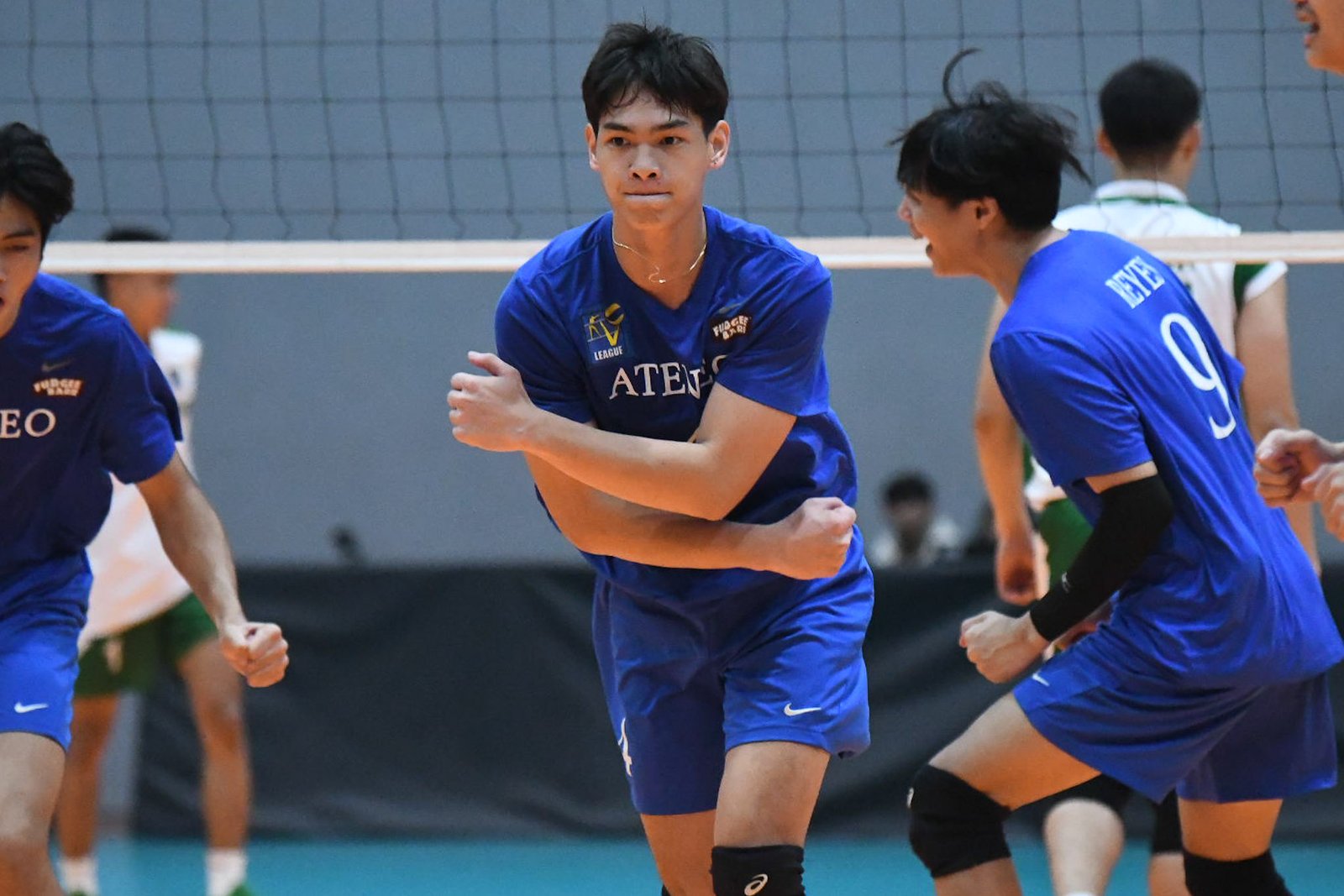 Jian Salarzon powers Ateneo with a 23-point performance against Saint Benilde. [PVL Images]