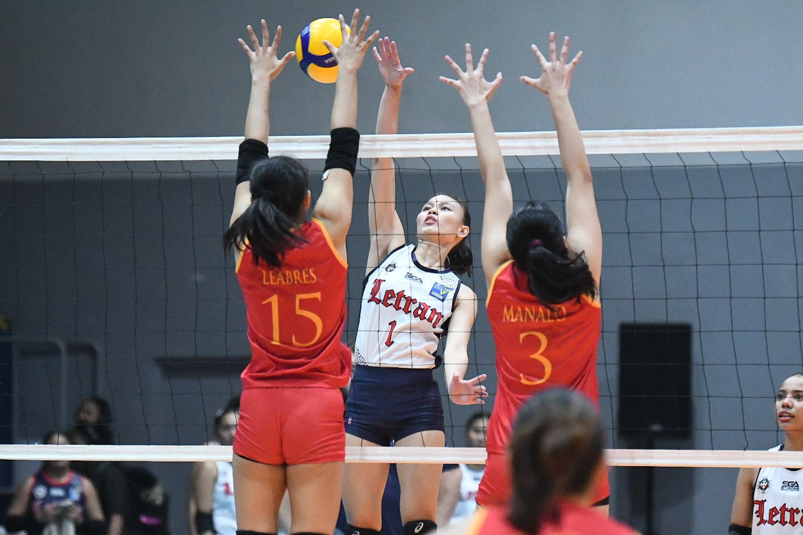 Letran’s Judiel Nitura powers through Mapua’s defense in the V-League Collegiate Challenge 2025. [PVL Images]