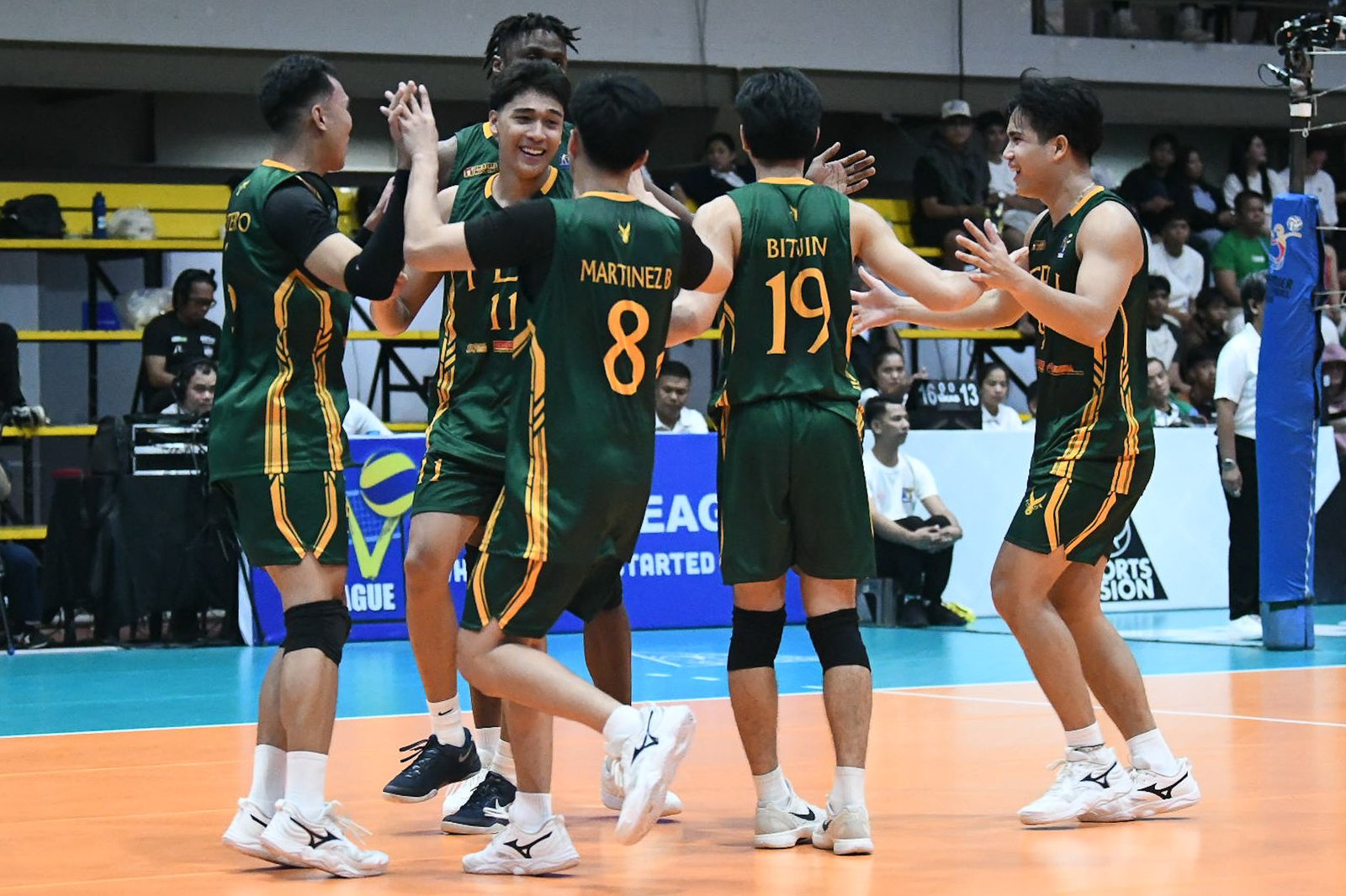 FEU celebrates its straight-set win over NU in their UAAP Finals rematch. [PVL Images]