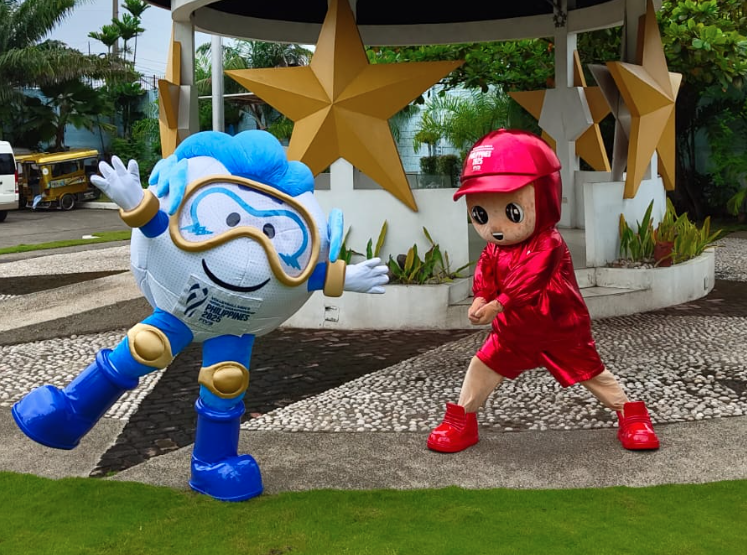 HATAW (blue) and Koolog (red) strike a pose at the iconic McArthur in Cagayan de Oro City. PNVF Photo