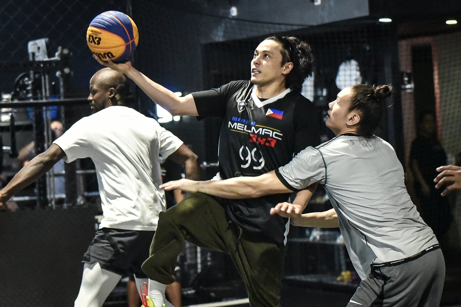 Terrence Romeo drives past Alex Cabagnot.