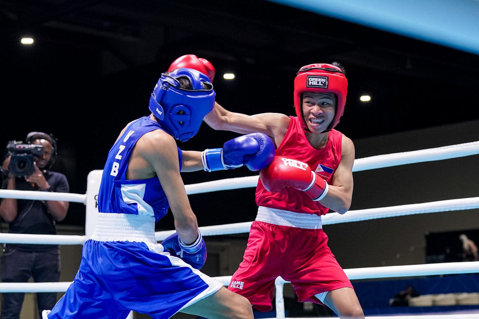 Flag bearer Leo Mhar Lobrido throws a punch during his finals bout. [POC photo]