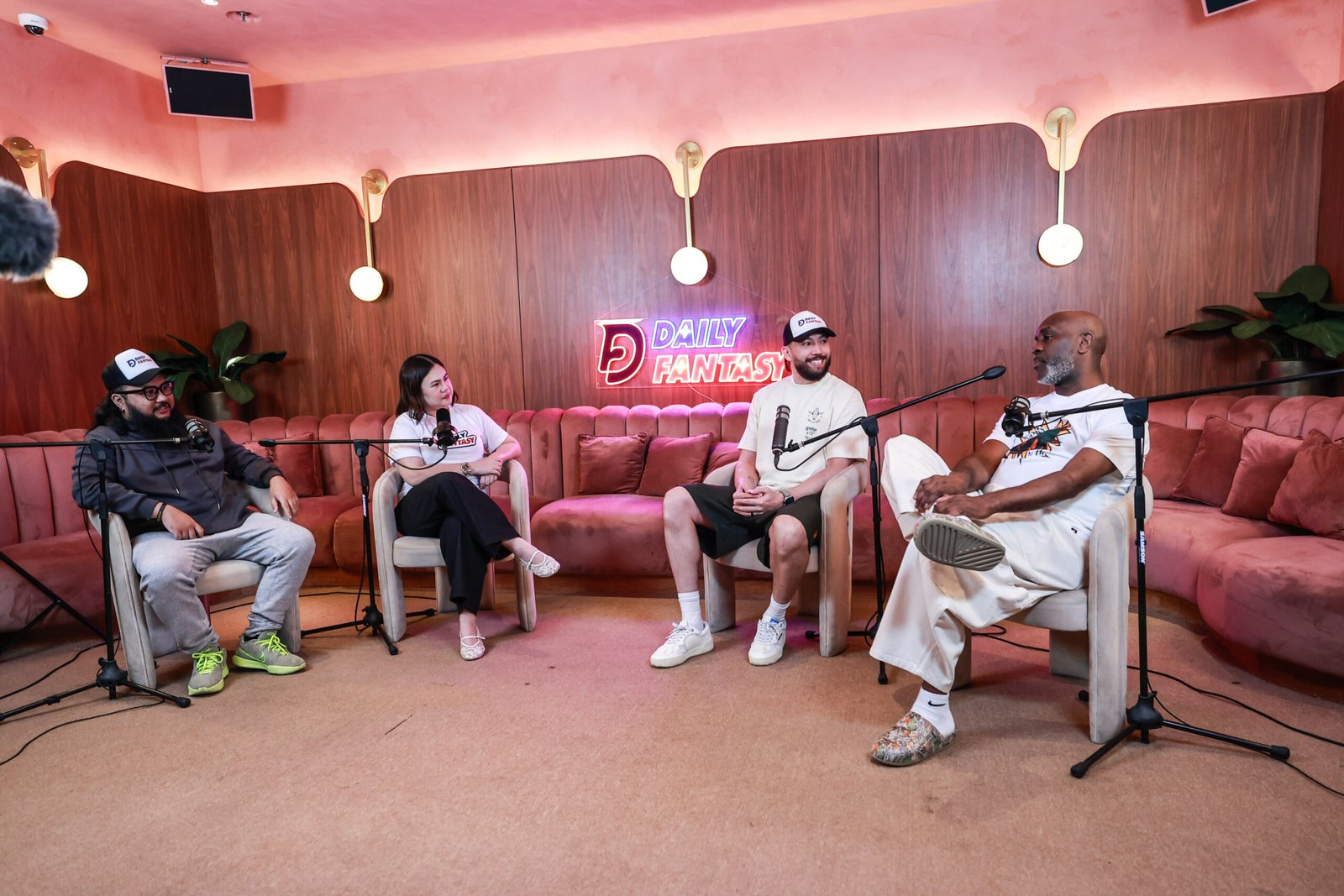 Gary Payton shares stories from his career during the Daily Fantasy panel in Manila.