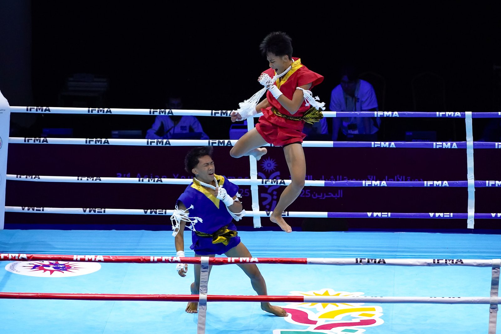 Jan Brix Ramiscal (red) and Tyron Jamborillo (blue) rule the Mixed Team Mai Muay. [POC photo]