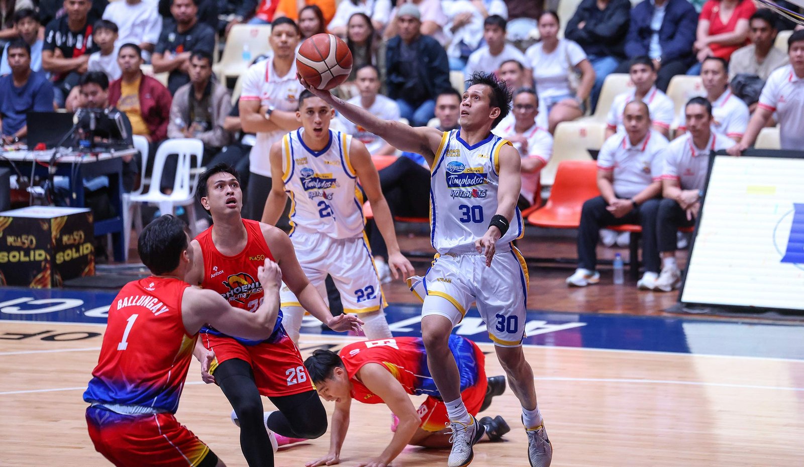 Magnolia improves to 4-1 after a gritty finish vs Phoenix. [PBA Images]
