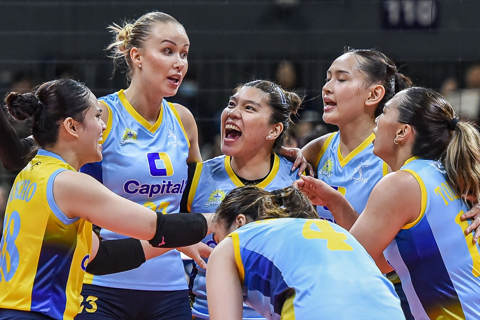 Bytsenko celebrates with teammates after sealing the fourth set. [PVL Images]