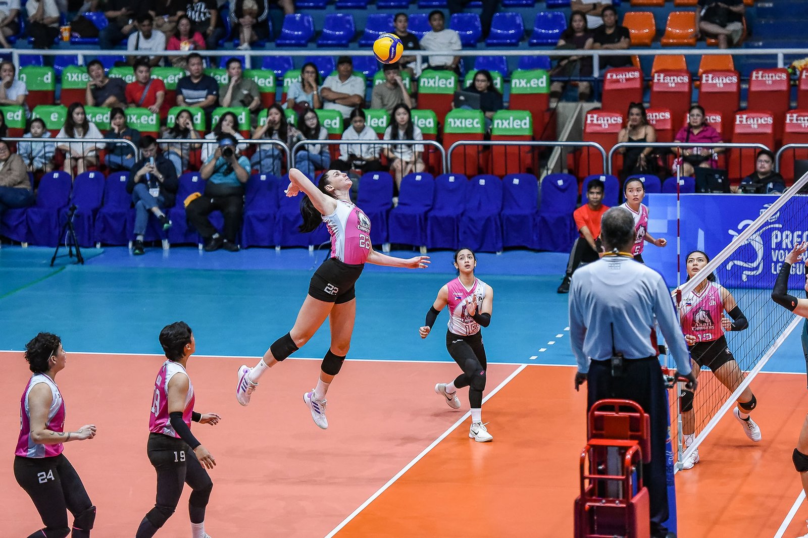 Import Annie Mitchem delivers a team-high 14 points for the Chargers. [PVL Images]