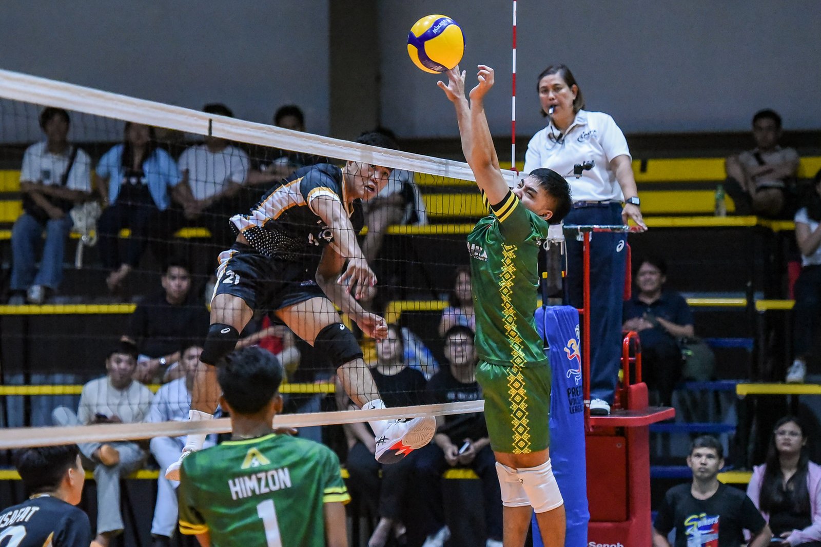 Louie Ramirez spikes the ball for Cignal during the decisive fifth set. [PVL Images]