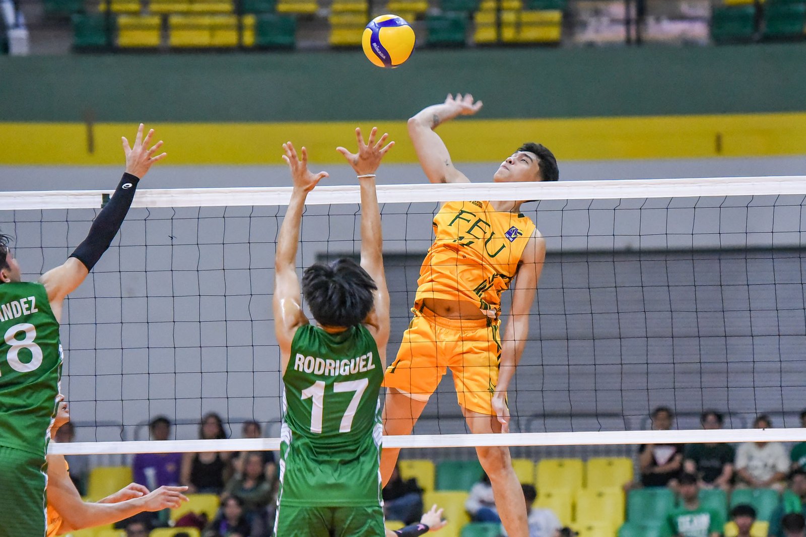 Lirick Mendoza anchors FEU’s net defense in the crucial win. [V-League photo]