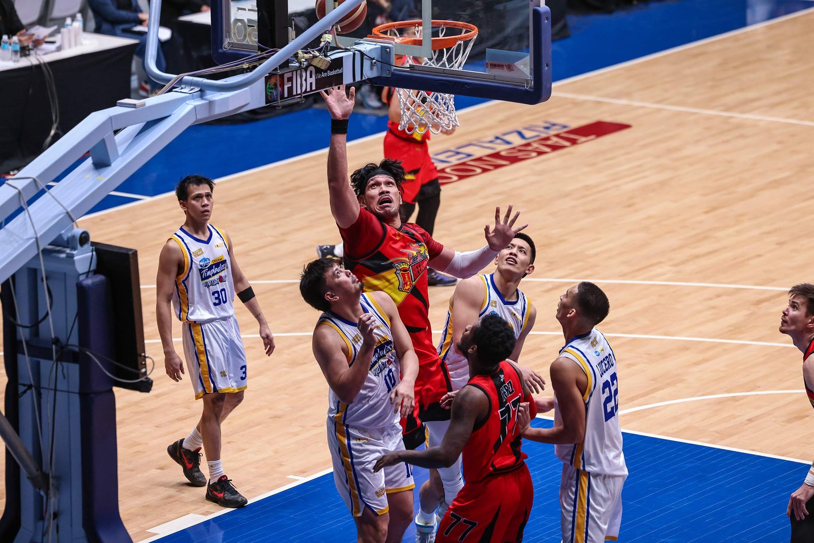 June Mar Fajardo battles inside against the Magnolia frontcourt. [PBA Images]