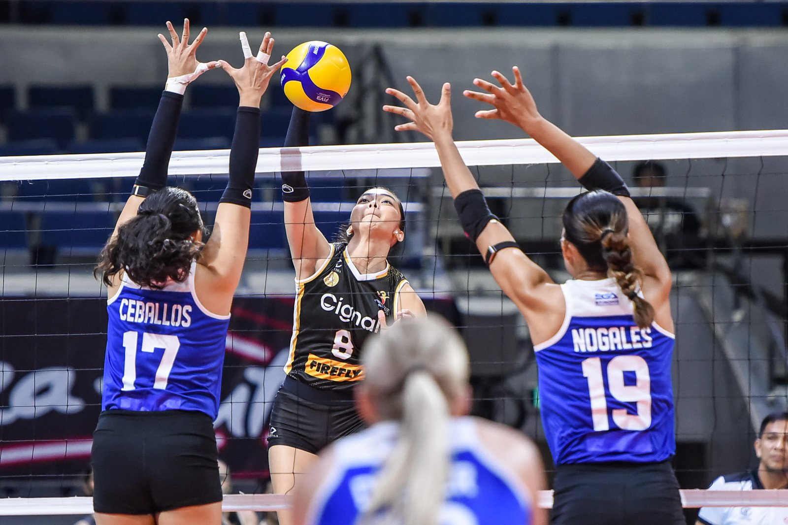 Cignal’s Erika Santos soars against ZUS Coffee’s Chinnie Arroyo at the Smart Araneta Coliseum. [PVL Images]
