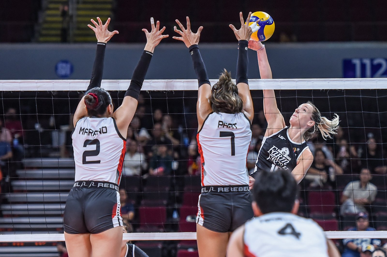 Eli Rosseaux delivers key late-set plays for the Foxies. [PVL Images]