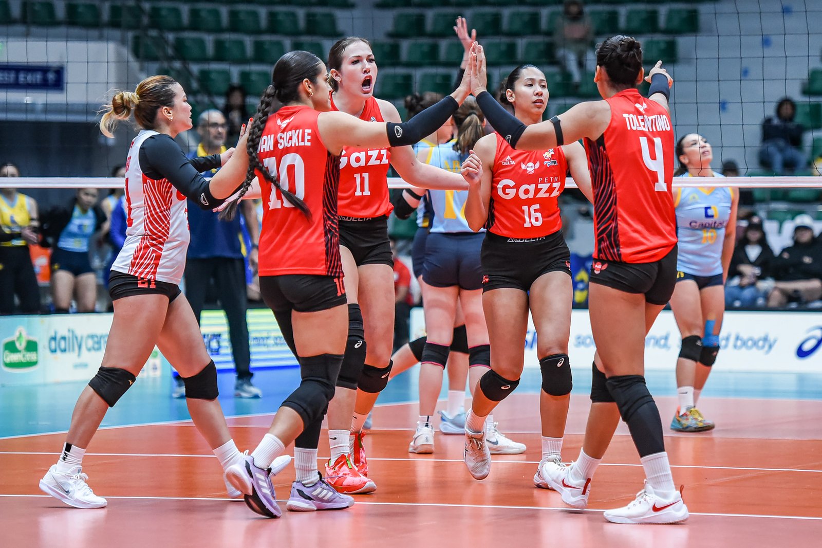 Petro Gazz players rejoice after sealing their knockout quarterfinals berth. [PVL Images]