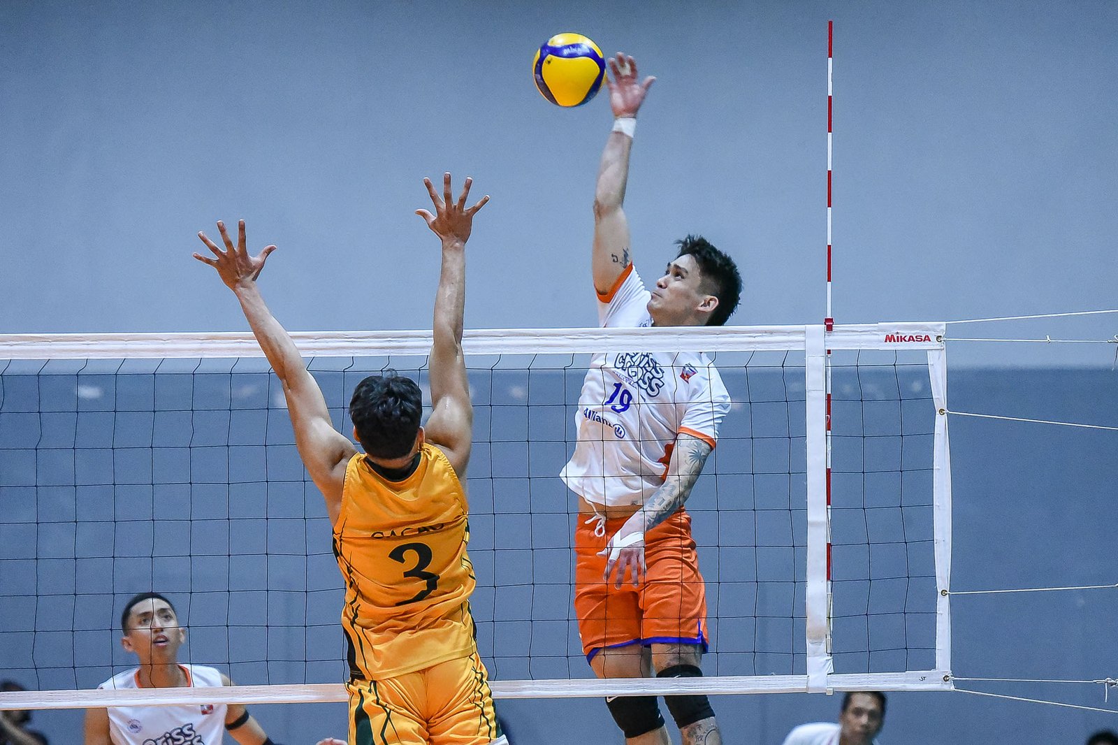 Noel Kampton records key points in the five-set thriller. [Spikers'  Turf photo]