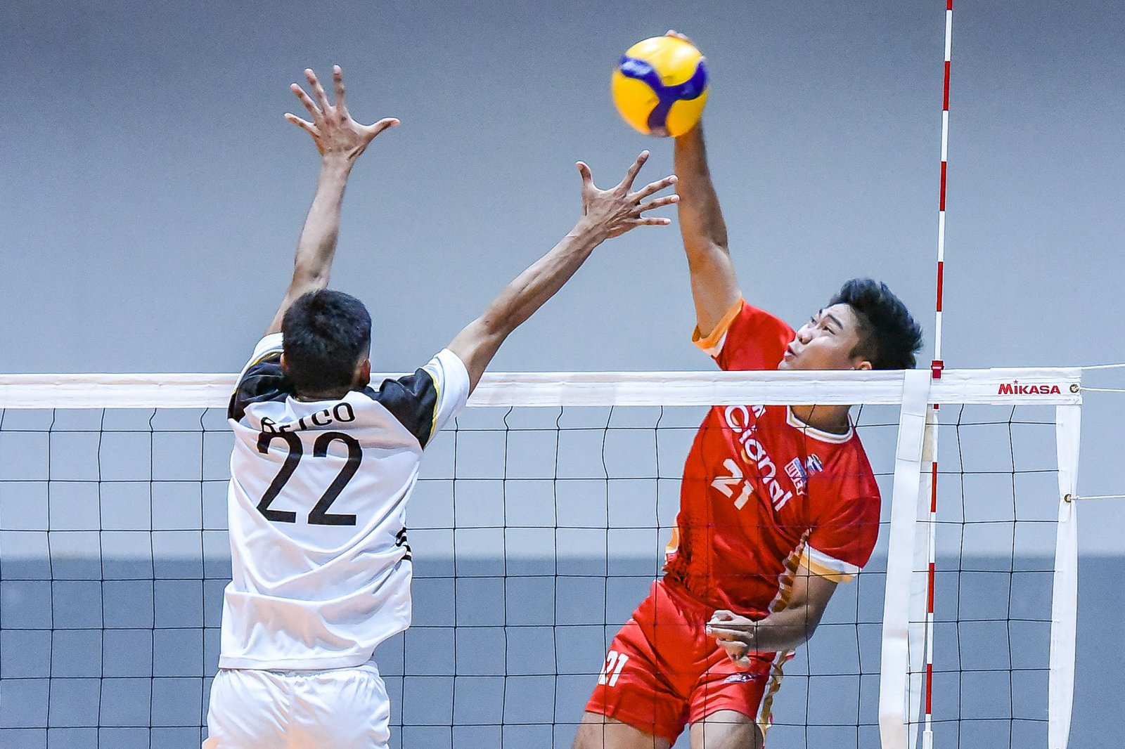 Louie Ramirez delivers a kill for Cignal in Friday’s Spikers’ Turf Invitational Conference. [Spikers' Turf photo]