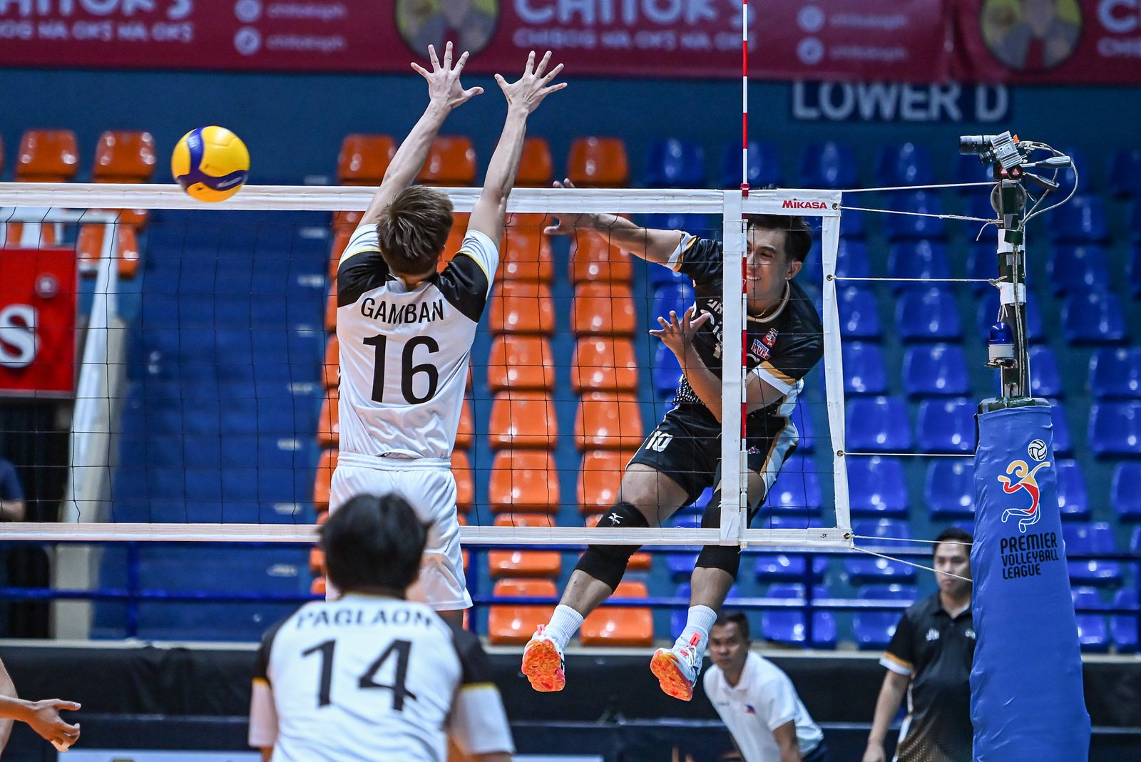 Wendel Miguel rises for a clean hit as Cignal regains control. [Spikers Turf photo]